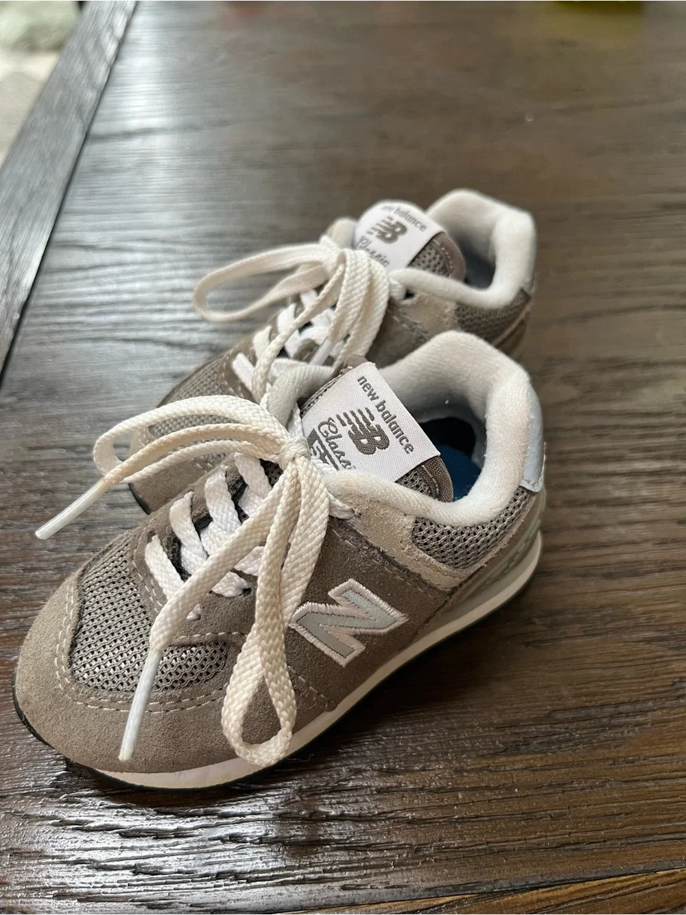 New Balance logo balance neutral